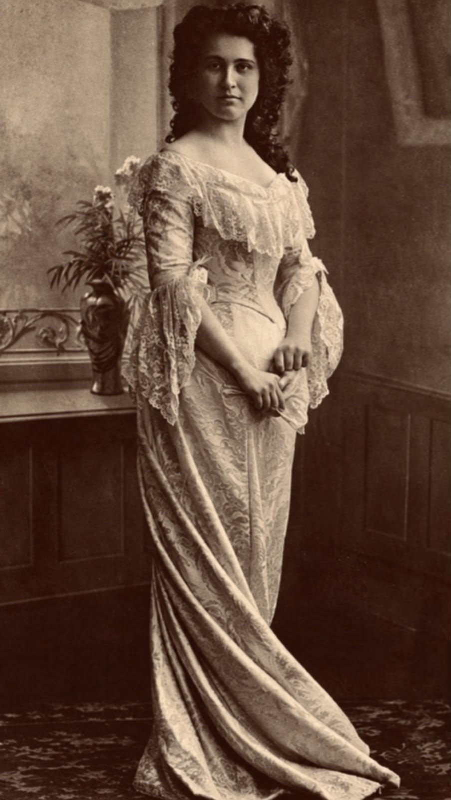 Retrato de estúdio, por volta de 1900, de uma jovem de vestido longo de renda, atribuído a Ida Bauer